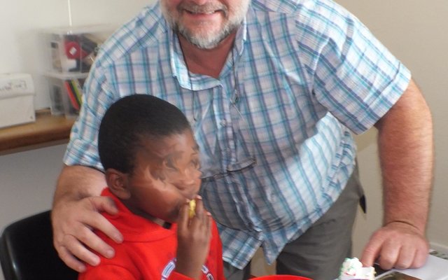 Past Frikkie Zeelie wat as koördineerder van die Gansbaai Huis se behoeftes omsien